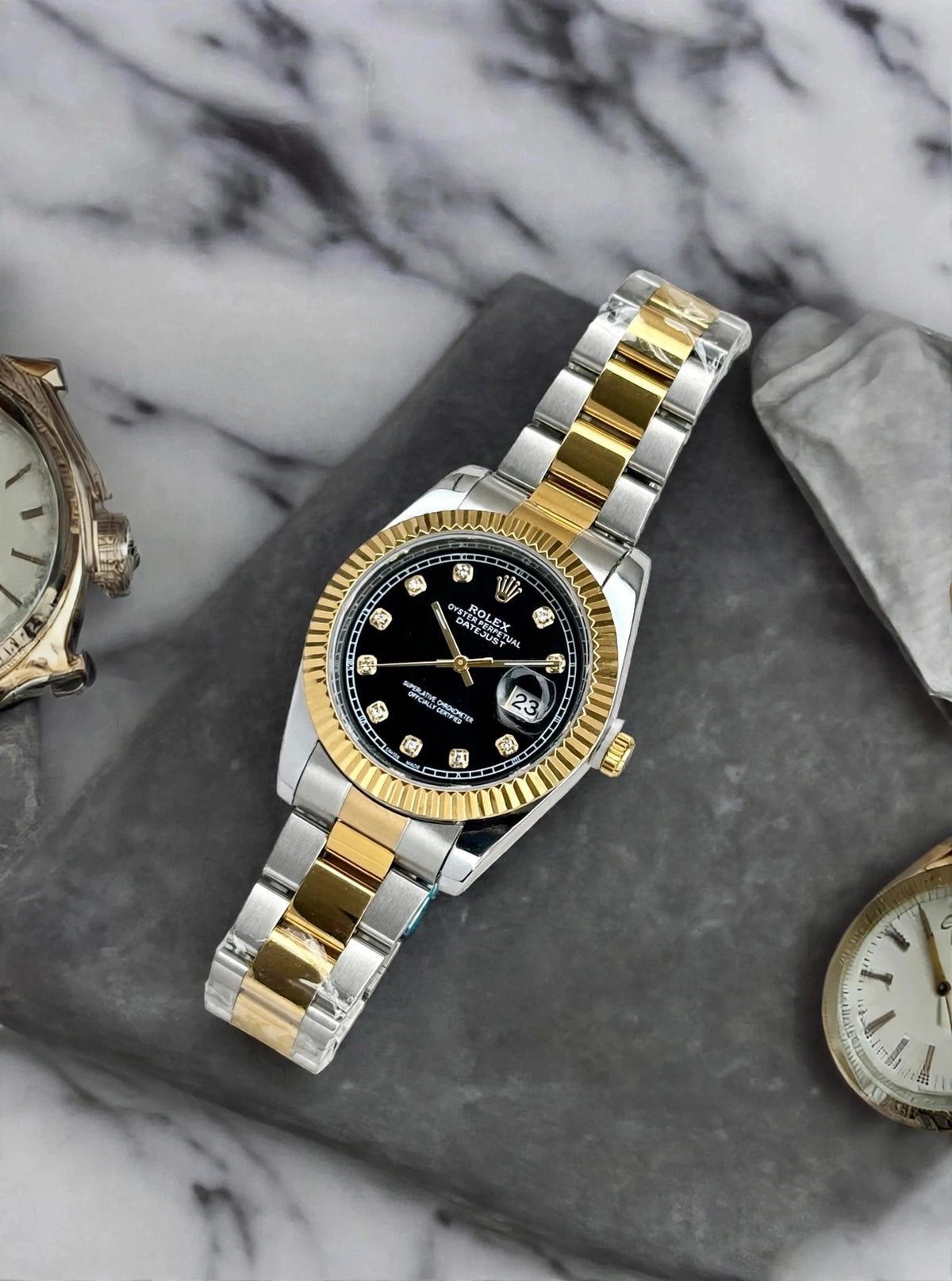 Two-Tone Luxury Men's Watch – Black Dial, Gold & Silver Bracelet, Date Display